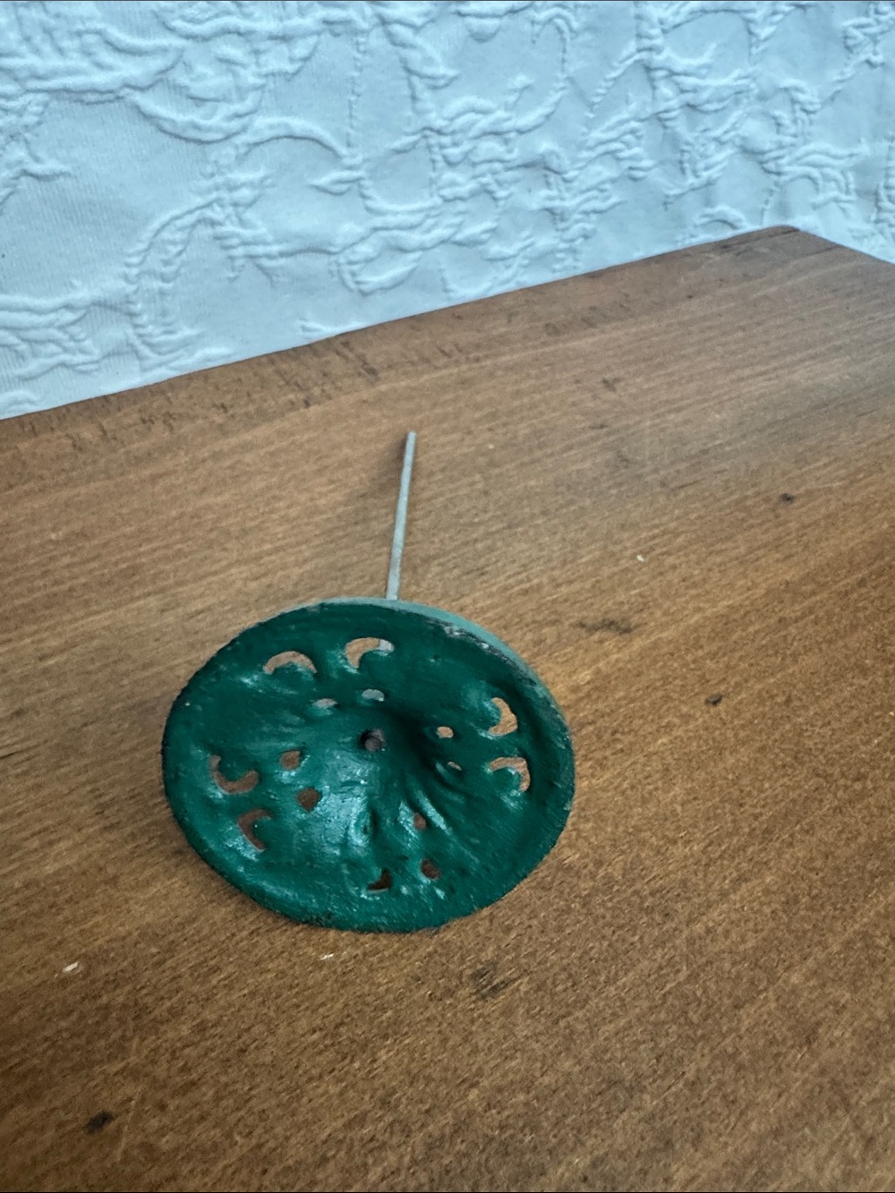 Decorative Green Photo/Note Holder with Filigree Base - Picture 2 of 2